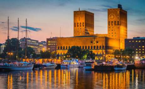 Ayuntamiento de Oslo al atardecer