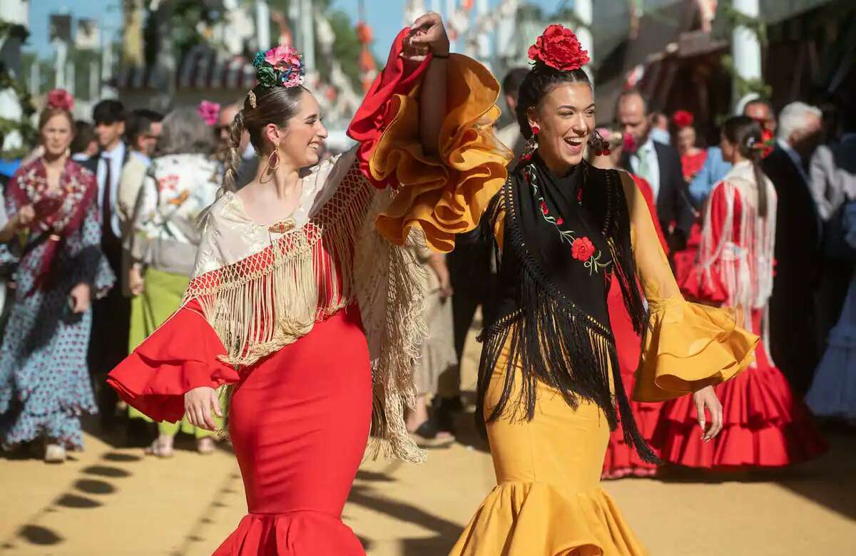 Unas chicas vestidas de flamencas en la Feria de Abril de Sevilla