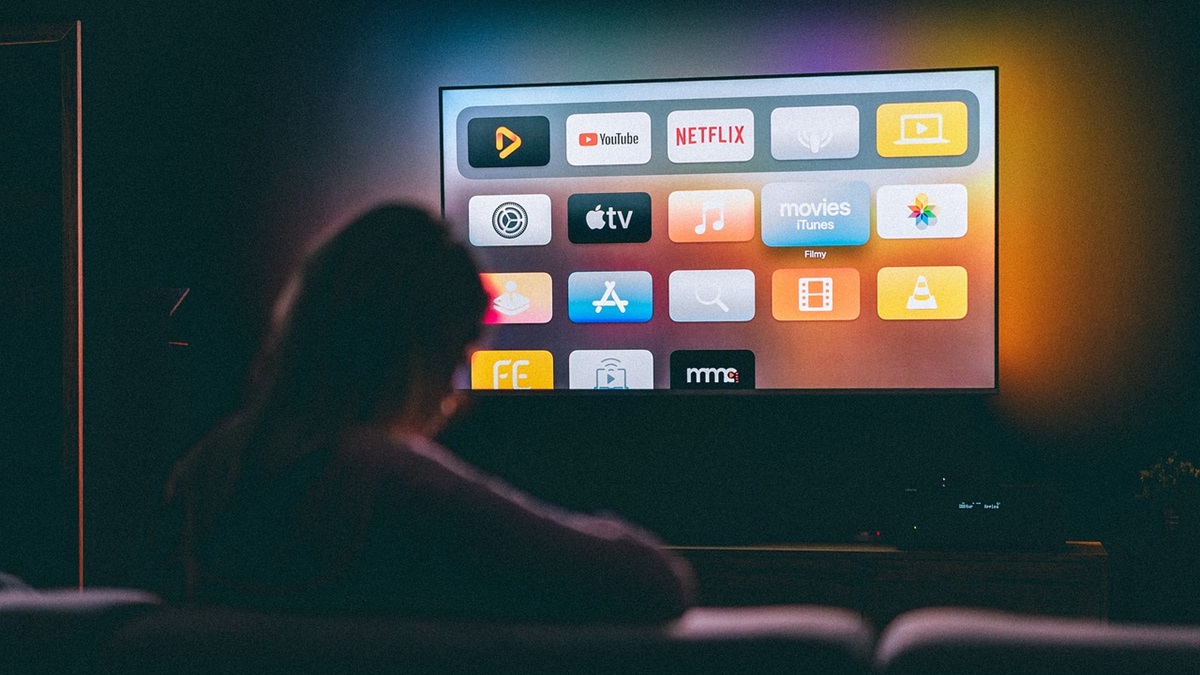 Una persona observa diferentes plataformas de streaming en su TV