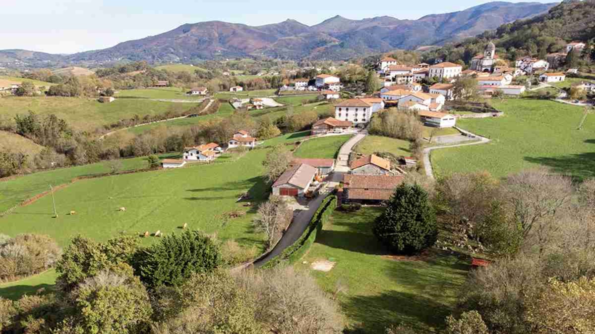 El pueblo de Zugarramurdi en Navarra