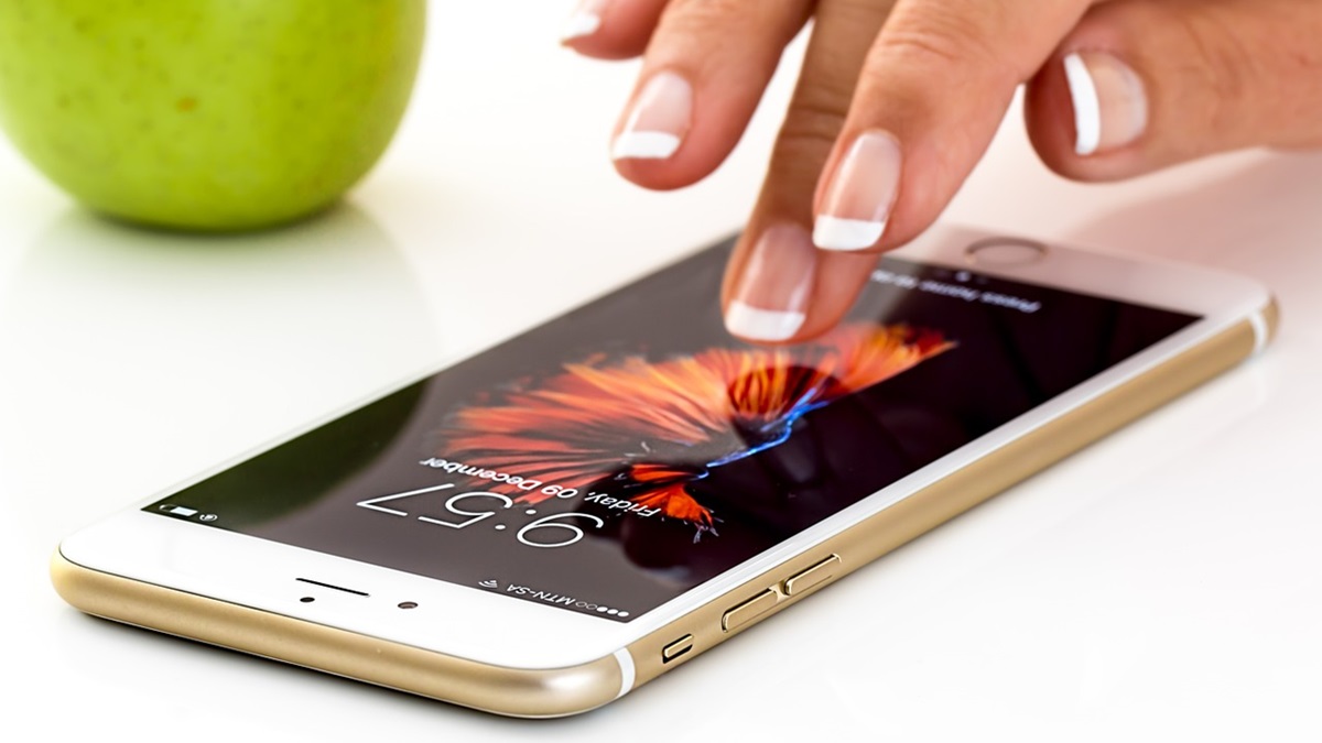 Una persona utilizando un smartphone