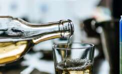 Una copa de vino blanco