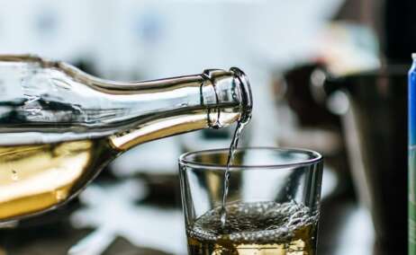 Una copa de vino blanco