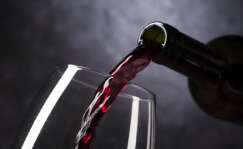 Una botella de vino tinto