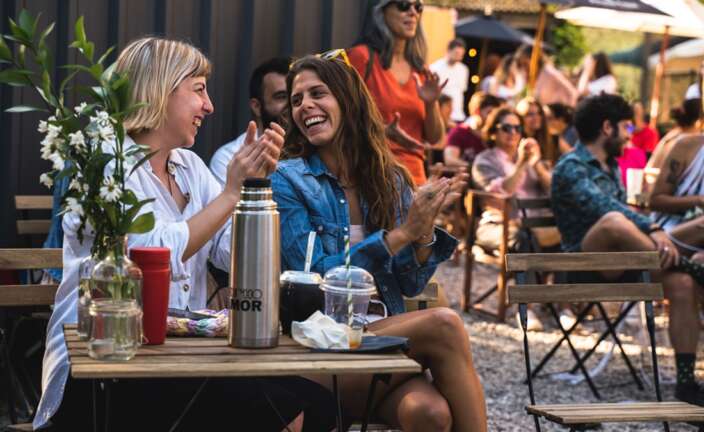 Dos chicas riéndose en el Eat Gaudí