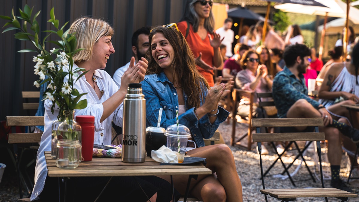 Dos chicas riéndose en el Eat Gaudí