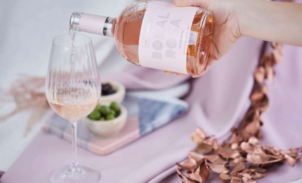 Botella y copa de vino rosado de variedad bobal