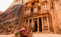 Vista de el Tesoro de Petra con camellos en primer plano