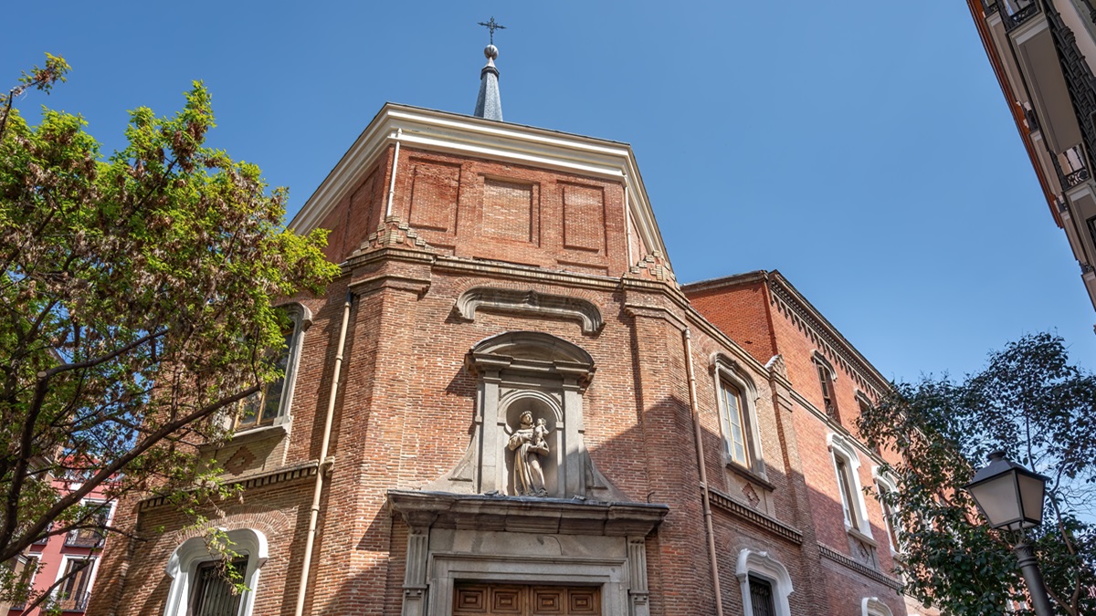 El exterior de la iglesia de San Antonio de los Alemanes en Madrid