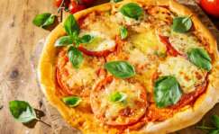 Una pizza casera con queso mozzarella