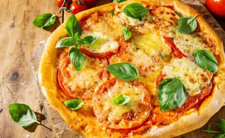 Una pizza casera con queso mozzarella