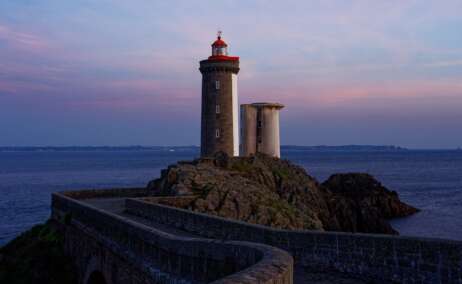 Un faro con vistas al mar