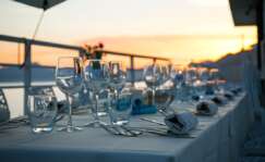 Una mesa de un restaurante junto al mar