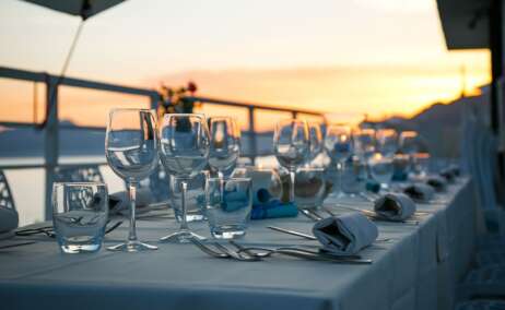 Una mesa de un restaurante junto al mar