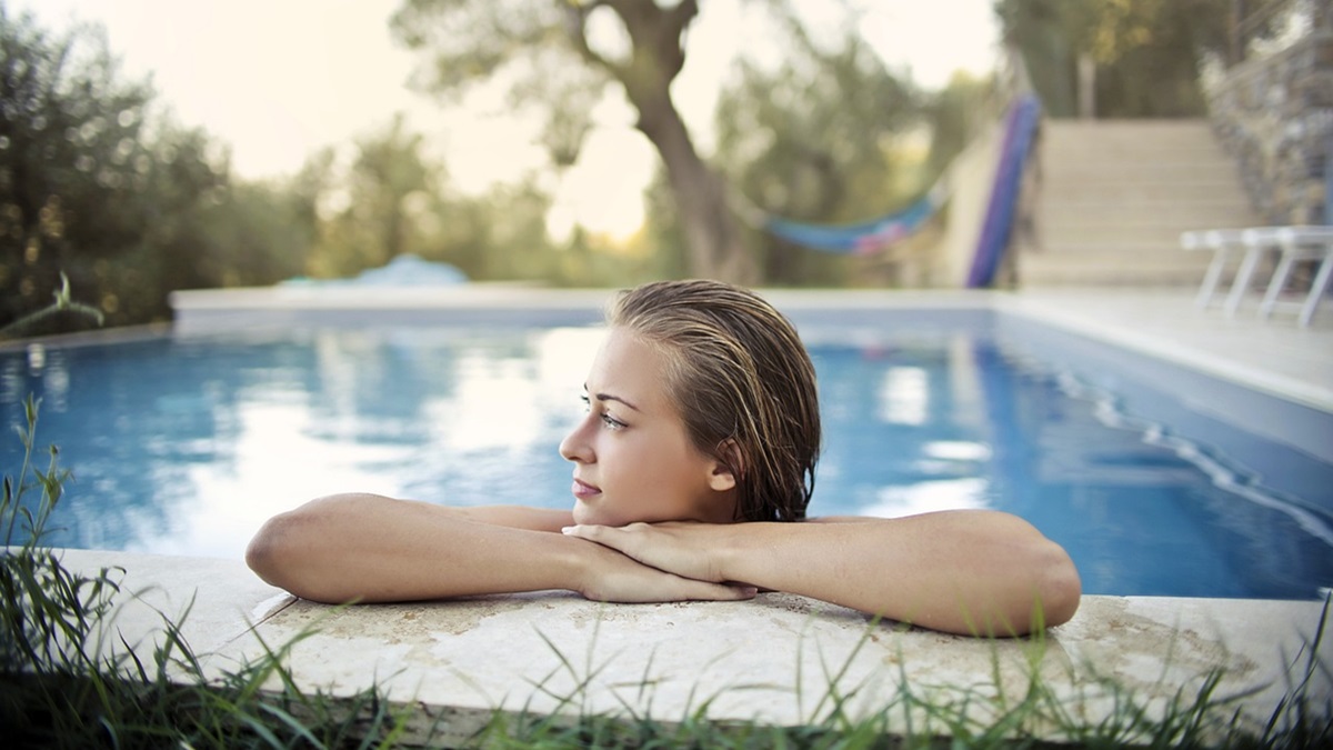 Una mujer disfrutando de un día en la piscina