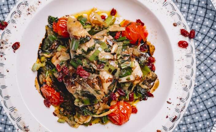 Un plato vegetariano de verduras