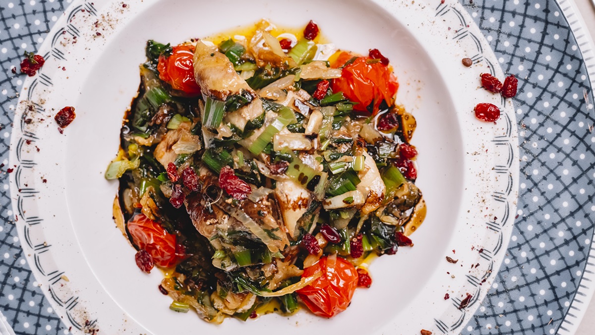 Un plato vegetariano de verduras