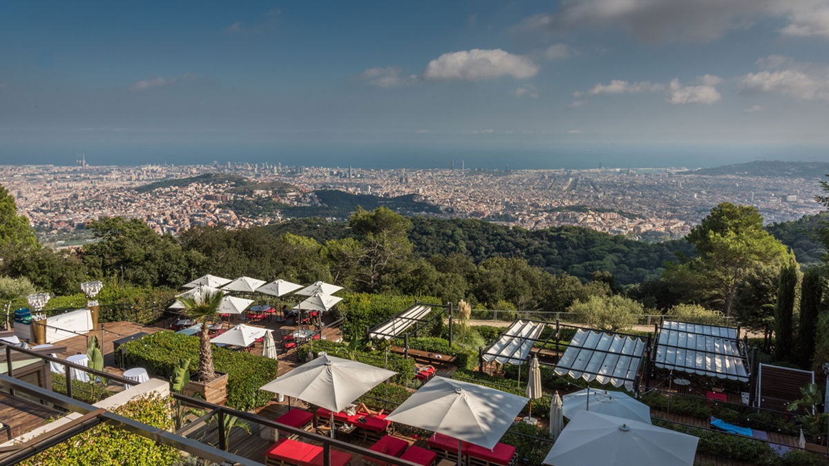¿Qué mejor programa que pasar una tarde de verano en una terraza con vistas a Barcelona?