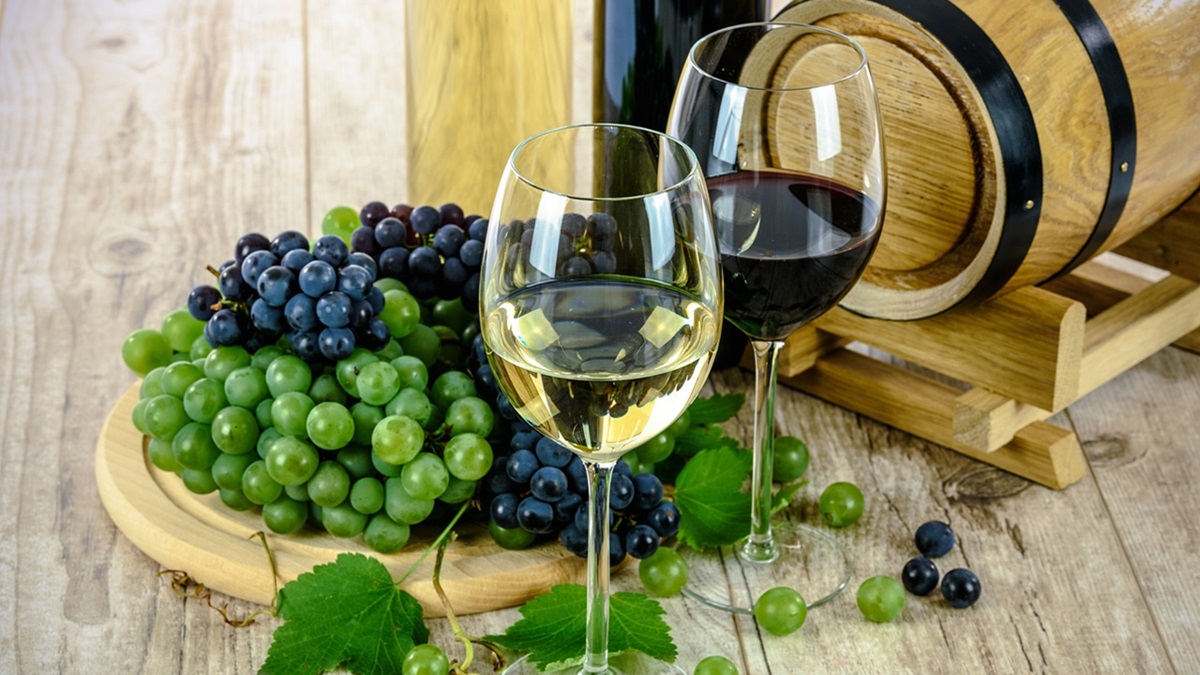 Unas copas de vino junto a un pequeño barril