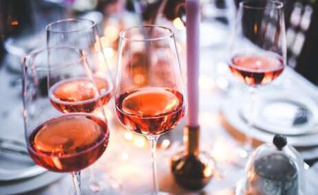 Varias copas de vino sobre una mesa