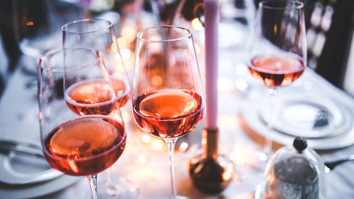 Varias copas de vino sobre una mesa