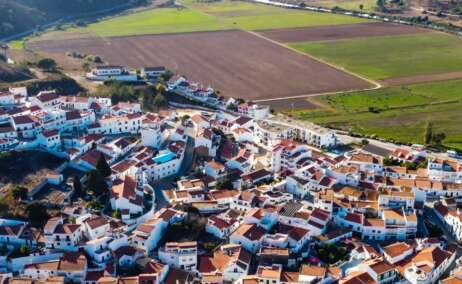 El pueblo portugués de Odeceixe en Algarve