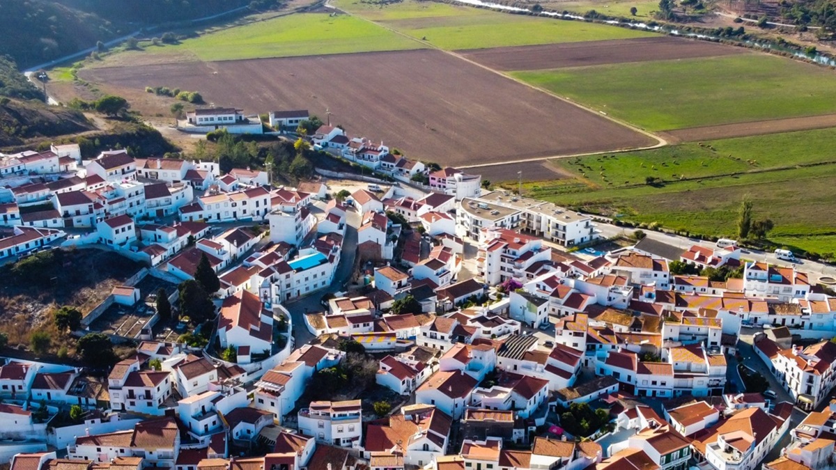 El pueblo portugués de Odeceixe en Algarve