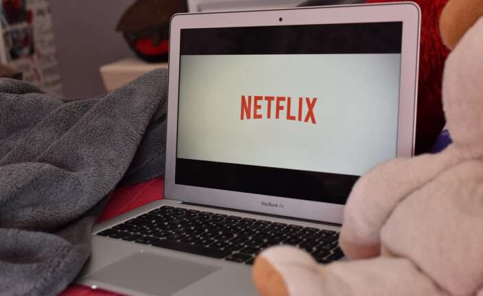 Un ordenador portátil con el logo de Netflix