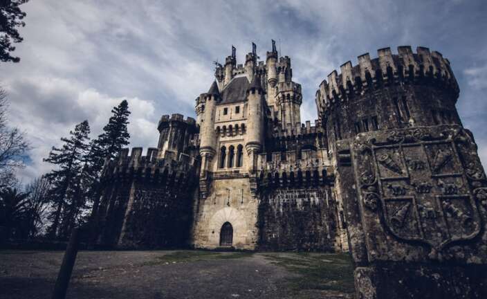 El Castillo de Butrón en medio de un bosque centenario
