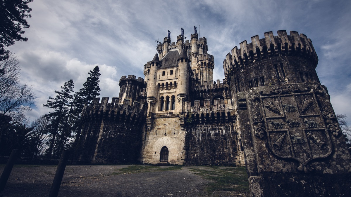 El Castillo de Butrón en medio de un bosque centenario