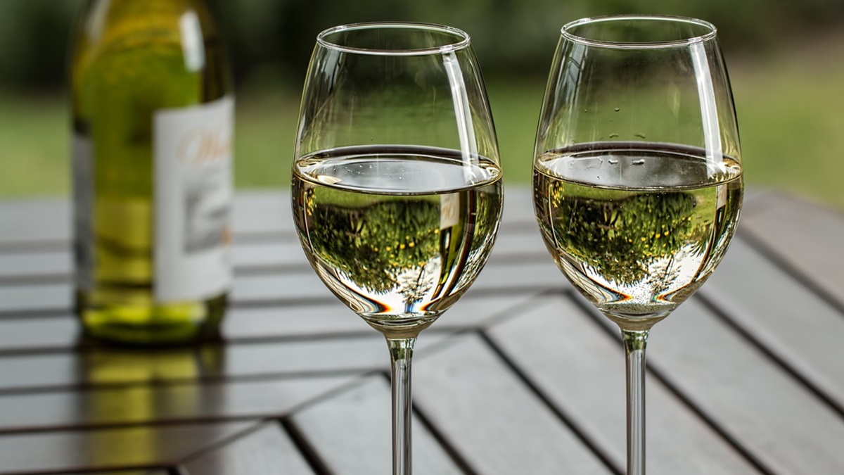 Dos copas de vino blanco