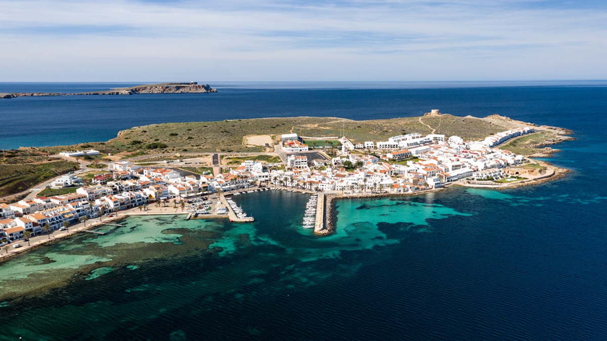 El pueblo de Fornells en Menorca