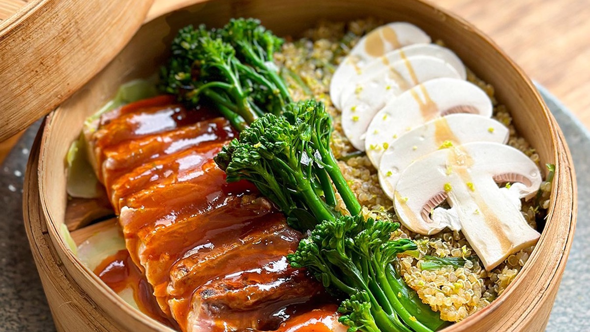 Pescado de anzuelo con Quinoa, Bimi, Wakame y Salsa XO en La Morena, Tarifa