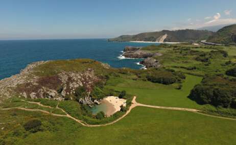 La playa de Gulpiyuri en Asturias