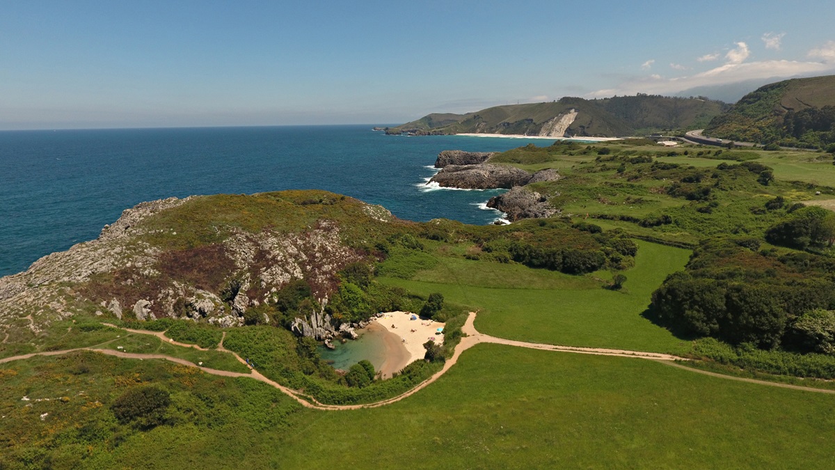 La playa de Gulpiyuri en Asturias