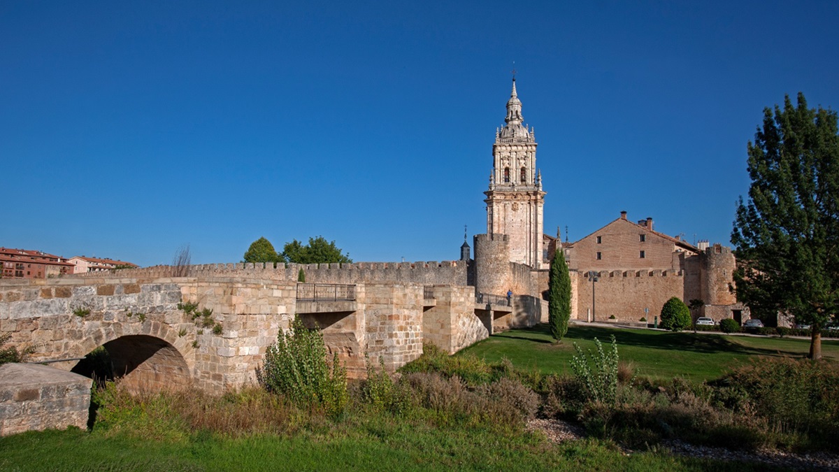 El pueblo de Burgo de Osma en Soria