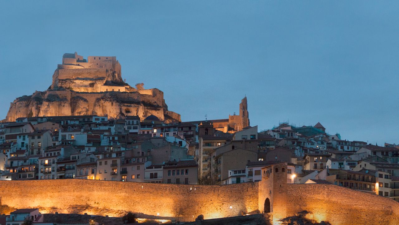 El pueblo de Morella de noche