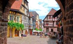 El pueblo de Riquewihr en Francia