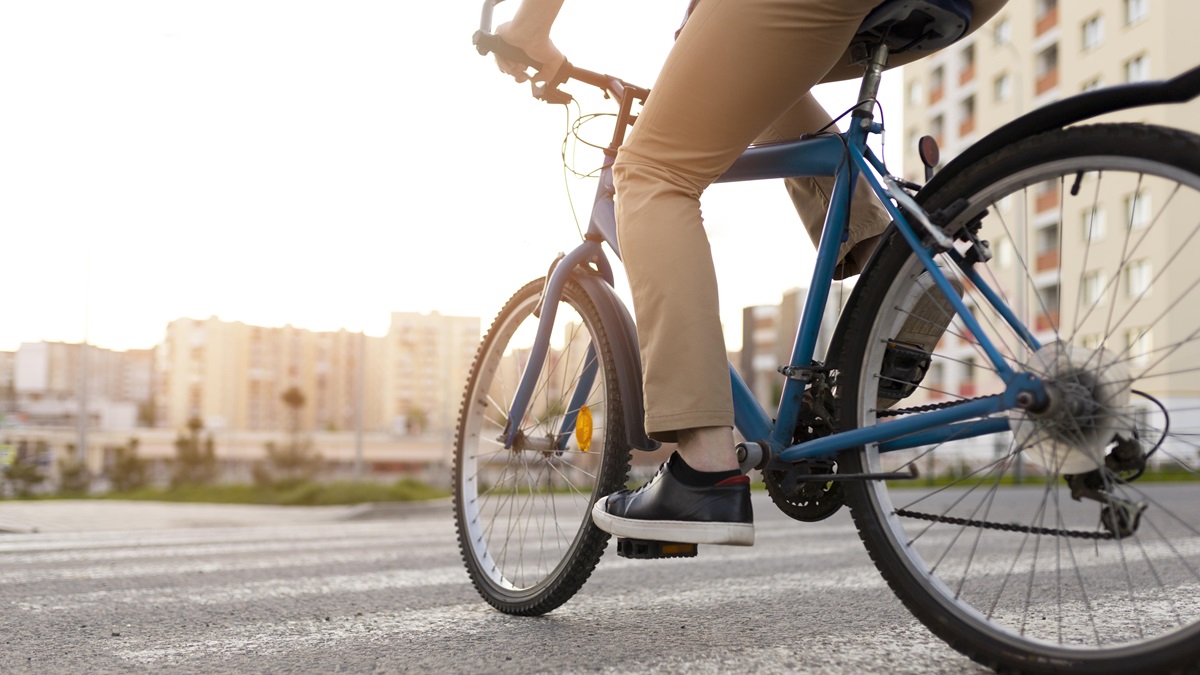 Un hombre en bici