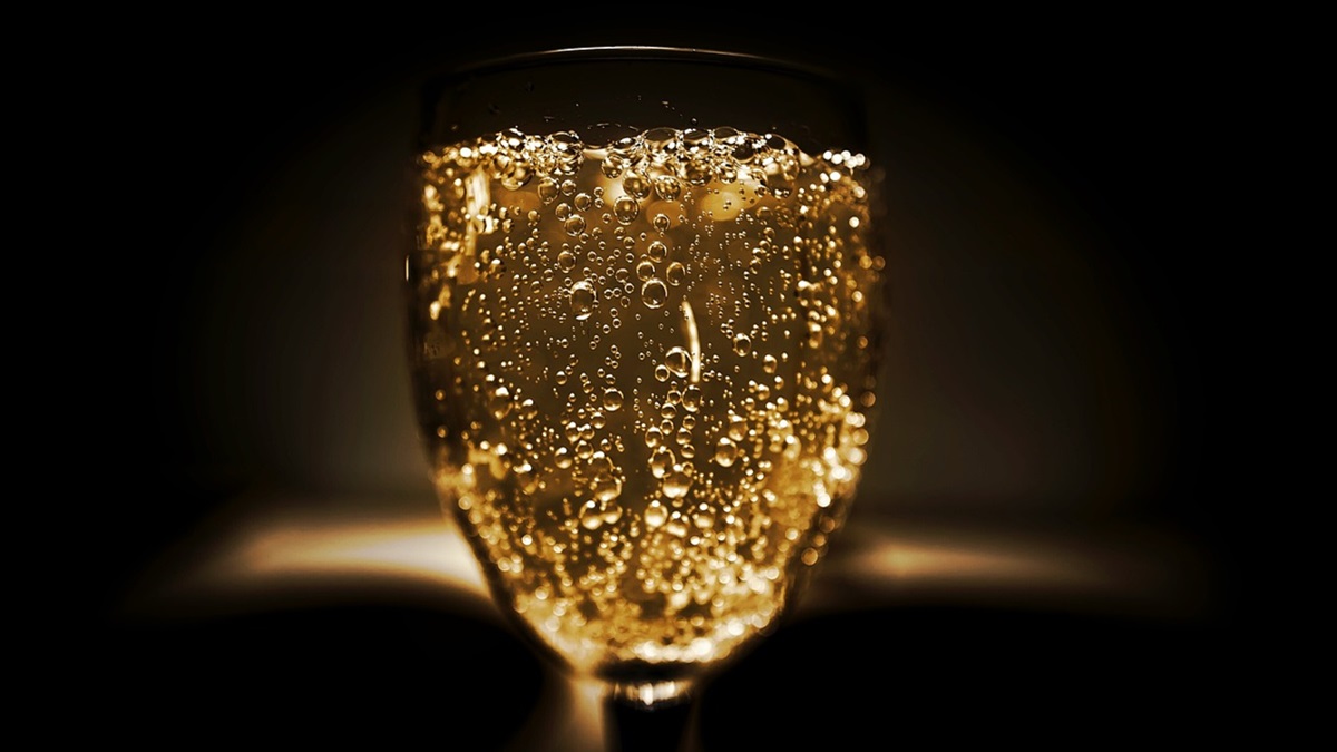 Una copa de champagne con burbujas