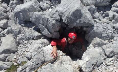Una persona en una de las entradas de la Torca del Cerro del Cuevón
