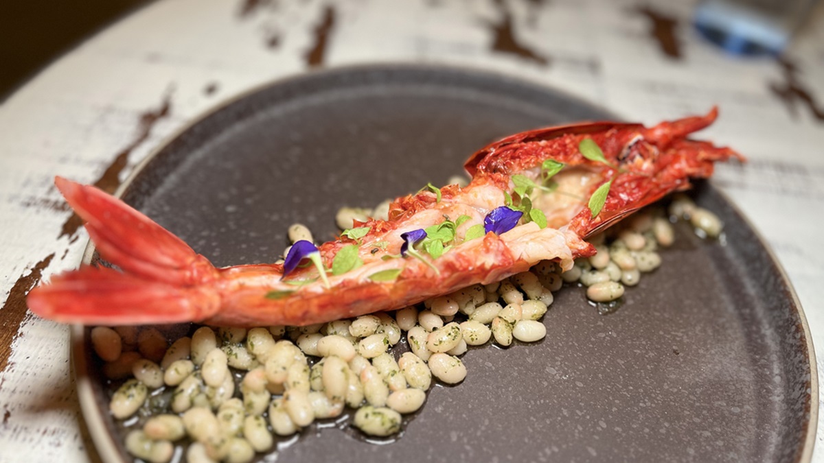 El carabinero con guisantes de Santa Pau, uno de los platos estrella de by Solà