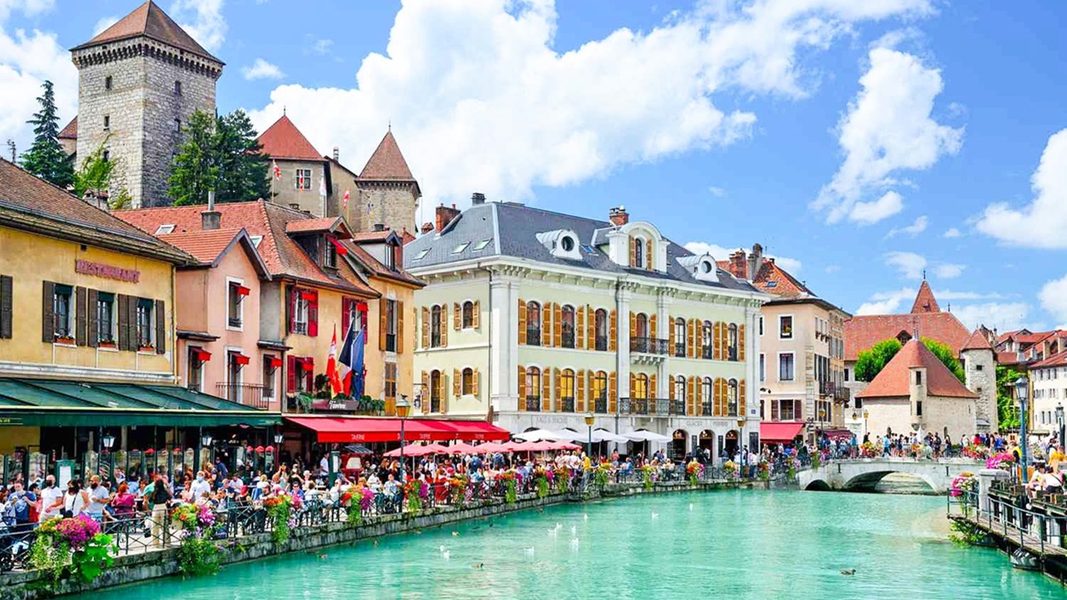El pueblo alpino de Annecy en Francia