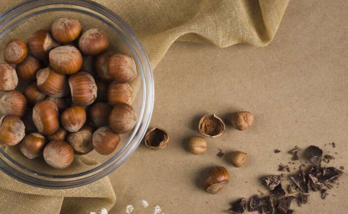 Un cuenco con varias castañas