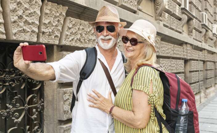Una pareja de jubilados disfrutando de sus vacaciones