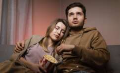 Una pareja viendo una película