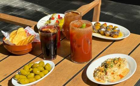 Selección de tapas y cócteles