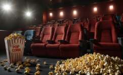 Una sala de cine con un paquete de palomitas