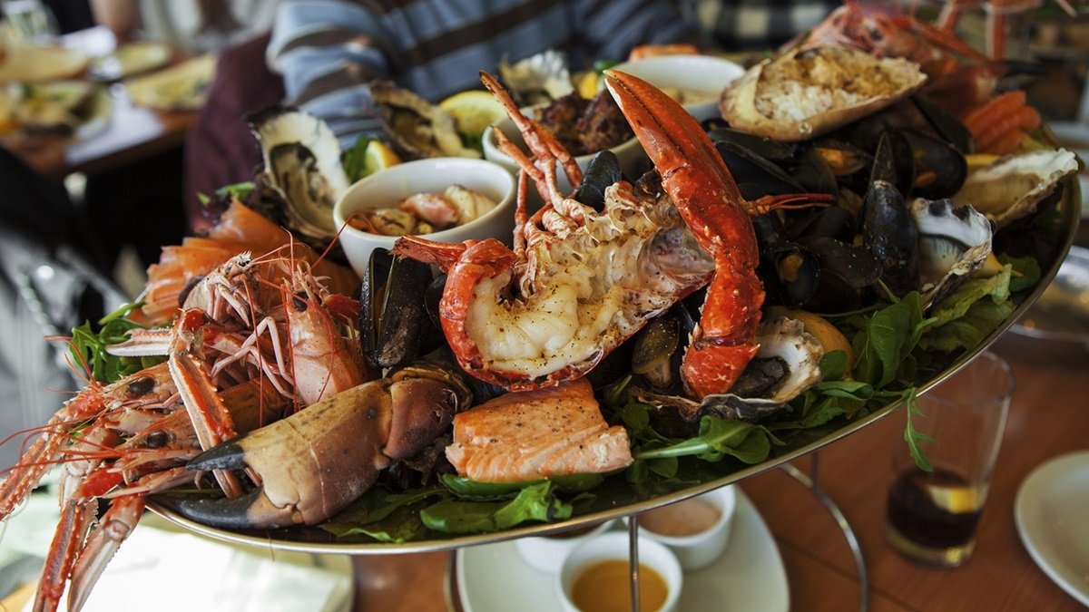 Un plato con una gran mariscada