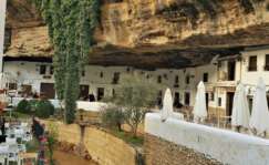 El pueblo de Setenil de las Bodegas